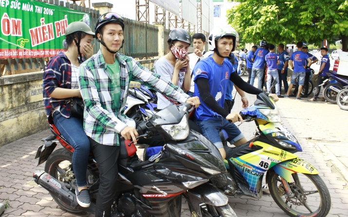 Xegiaothong_clb_yamaha_tiep_suc_mua_thi (18)