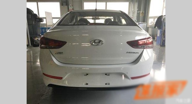 Xegiaothong_hyundai_accent_lo_anh_nong (4)