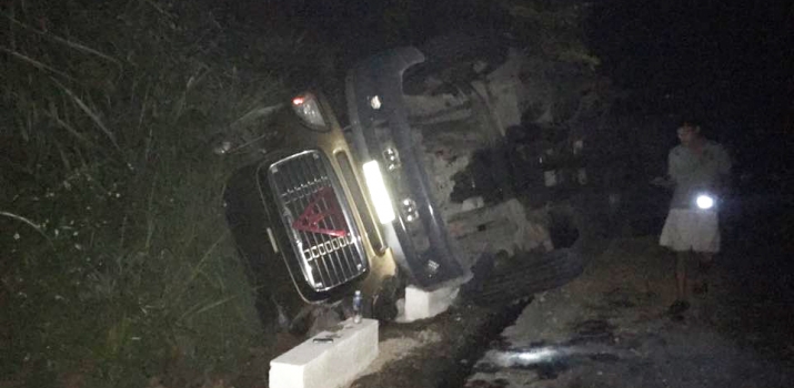 Xegiaothong_xe_tai_mat_lai_bi_nga_ra_duong (1)