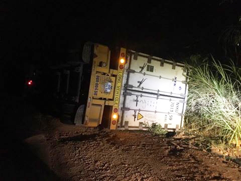 Xegiaothong_xe_tai_mat_lai_bi_nga_ra_duong (2)