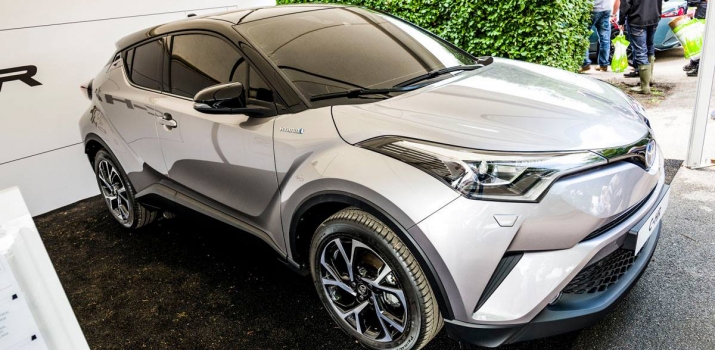 Xegiaothong-Toyota-C-HR-front-three-quarters-at-20