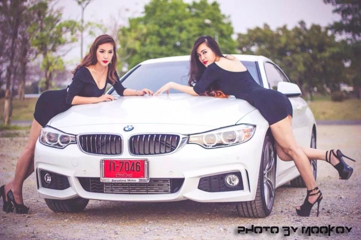 Xegiaothong_ nu_biker_khoe-dang_ben_BMW420d (1)