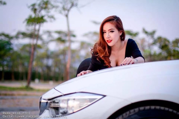 Xegiaothong_ nu_biker_khoe-dang_ben_BMW420d (10)