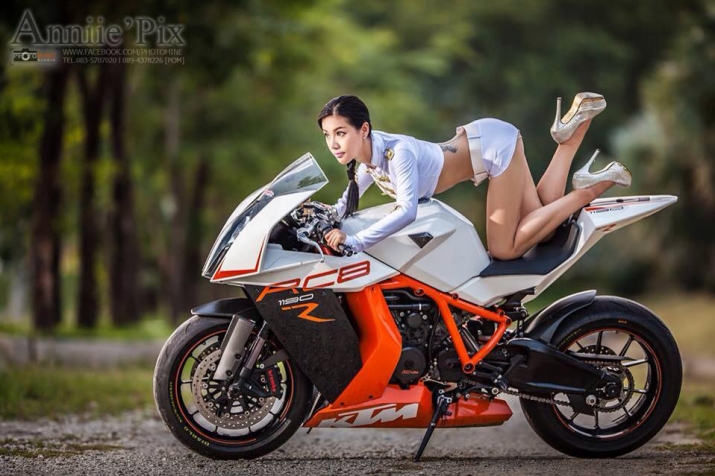 Xegiaothong_nu_biker_khoe_dang_ben_than_gio_ktmrc8