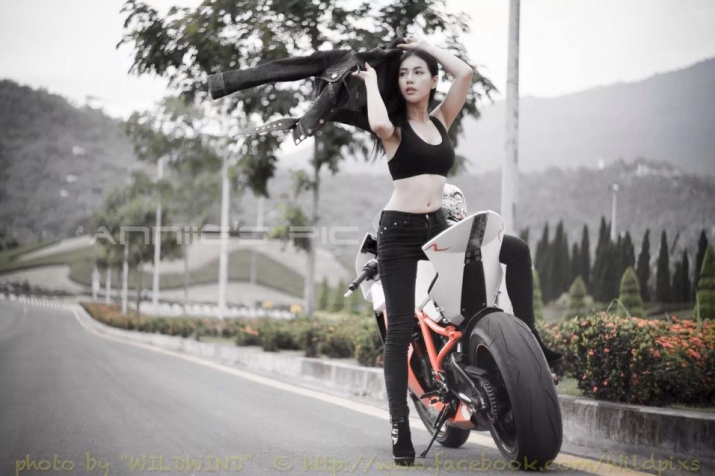 Xegiaothong_nu_biker_khoe_dang_ben_than_gio_ktmrc8