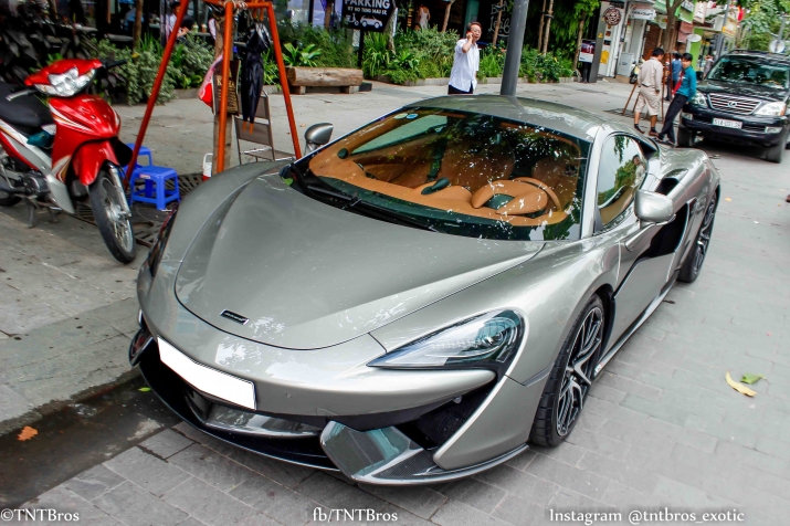 Xegiaothong_cuong_do_la_lai_sieu_xe_mclaren_570S (