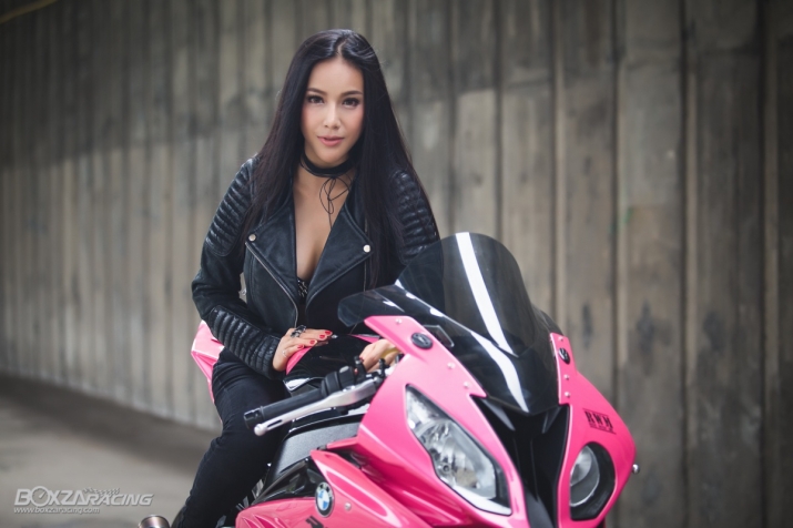 Xegiaothong_nu_biker_khoe_dang_ben_sieu_mo_to_bmw 