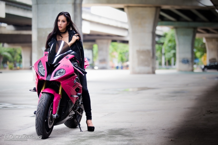 Xegiaothong_nu_biker_khoe_dang_ben_sieu_mo_to_bmw 