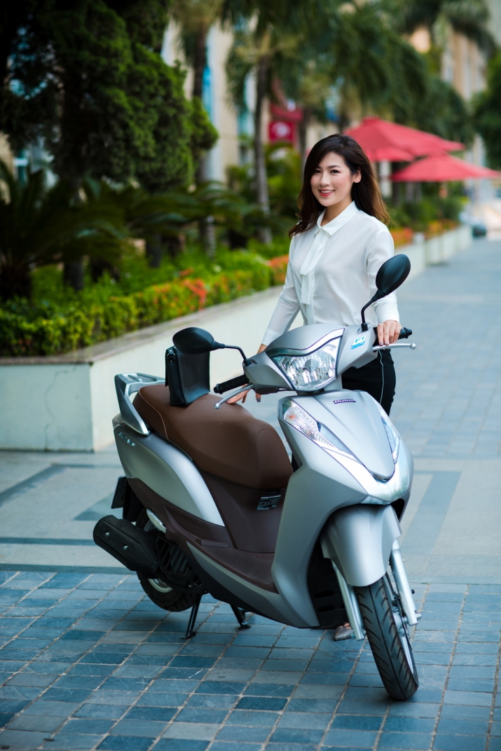 Xegiaothong_A_hau_tu_anh_tha_dang_ben-honda_laed (