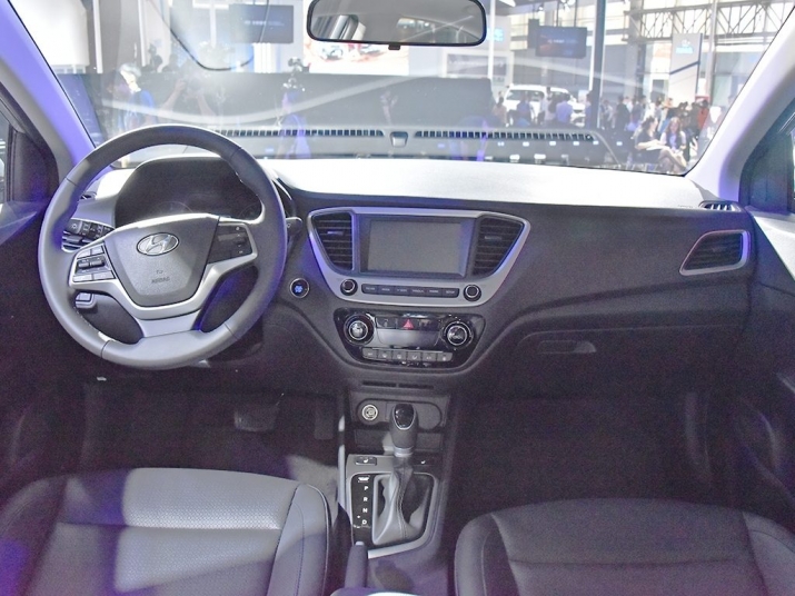 Xegiaothong-Hyundai-Verna-dashboard-makes-world-pr