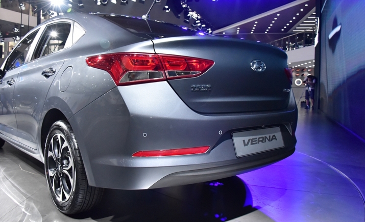 Xegiaothong-Hyundai-Verna-dashboard-makes-world-pr