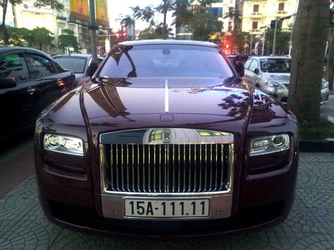 Xegiaothong-rolls-royce-ghost-bien-ngu-quy-1-tam-r