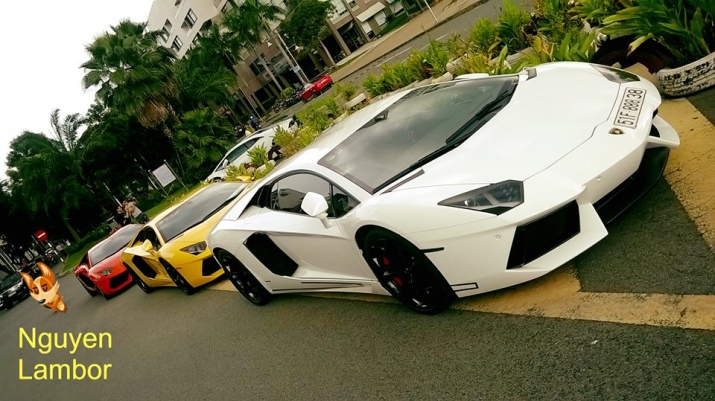 Xegiaothong_dan_sieu_xe_Lamborghini_cung_xuong_pho