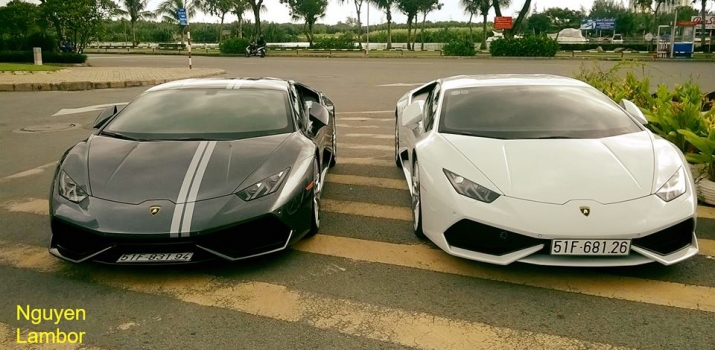 Xegiaothong_dan_sieu_xe_Lamborghini_cung_xuong_pho