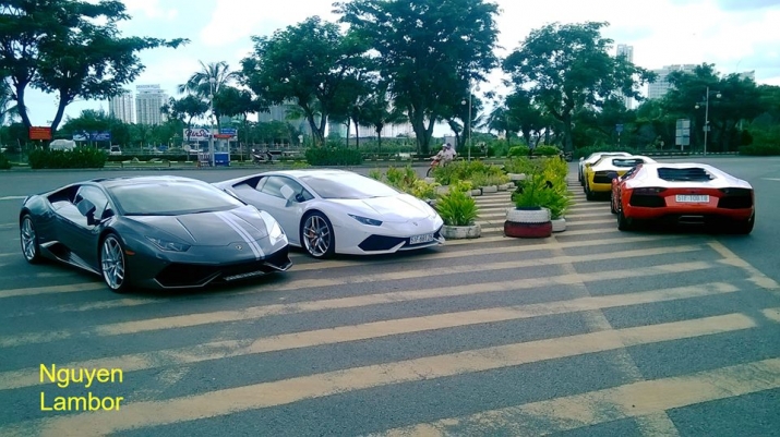 Xegiaothong_dan_sieu_xe_Lamborghini_cung_xuong_pho