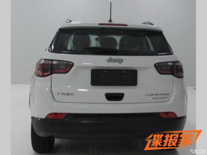 Xegiaothong_ Jeep Compass_lo_dien_o_trung_quoc (2)