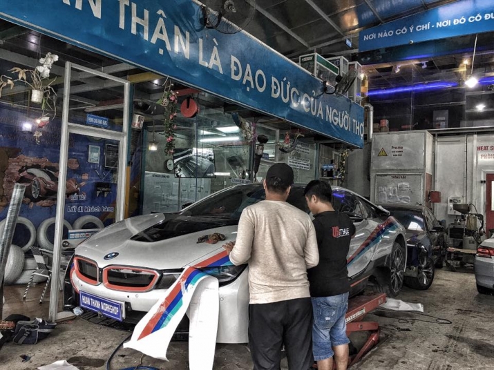 Xegiaothong_BMW_i8_do_dan_dau_motoGP (1)
