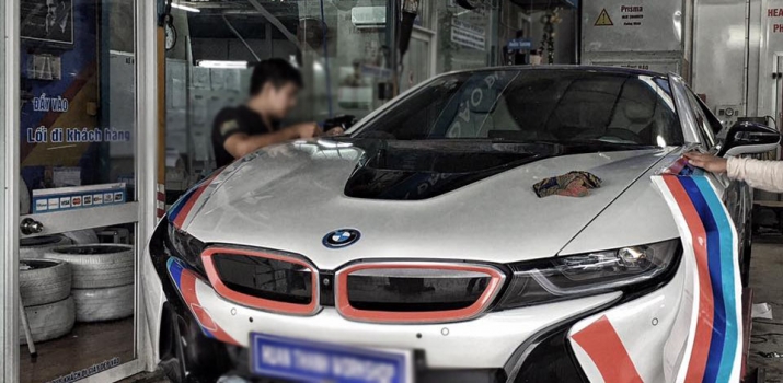 Xegiaothong_BMW_i8_do_dan_dau_motoGP (3)