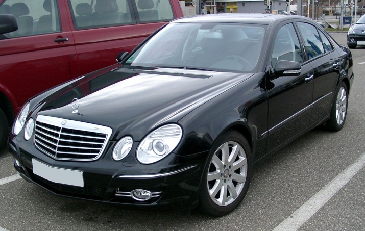 1280px-Mercedes_W211_front_20080127