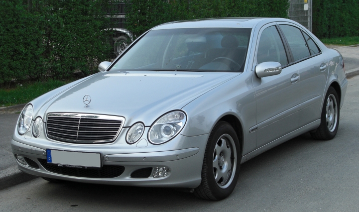 Xegiaothong_nhin_lai_lich_su-cua_Mercedes-Benz_E-C