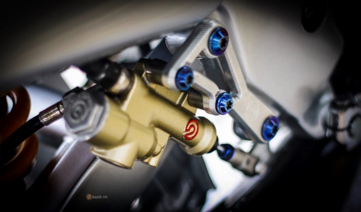 Xegiaothong-satria-2000-day-goi-cam-voi-dan-do-cho