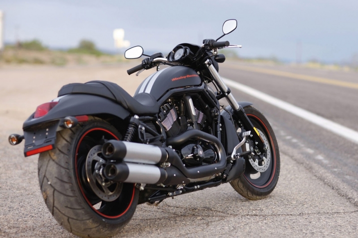 2012-harley-davidson-vrsc-25_1600x0w