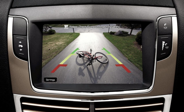 Màn hình hiển thị camera sau đặt ở phần trước xe đ