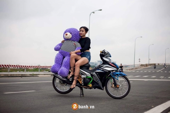 hot-girl-tinh-tu-cung-gau-bong-ben-exciter-do-30-1