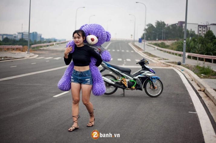 hot-girl-tinh-tu-cung-gau-bong-ben-exciter-do-30-1