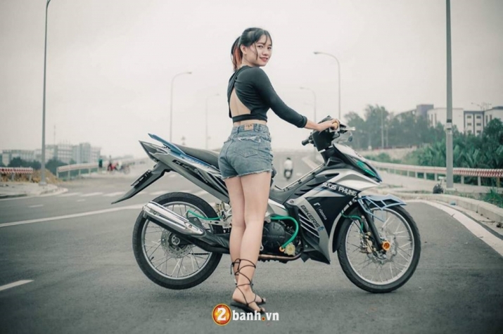 nu-biker-tinh-tu-cung-gau-bong-ben-exciter-do-30-1