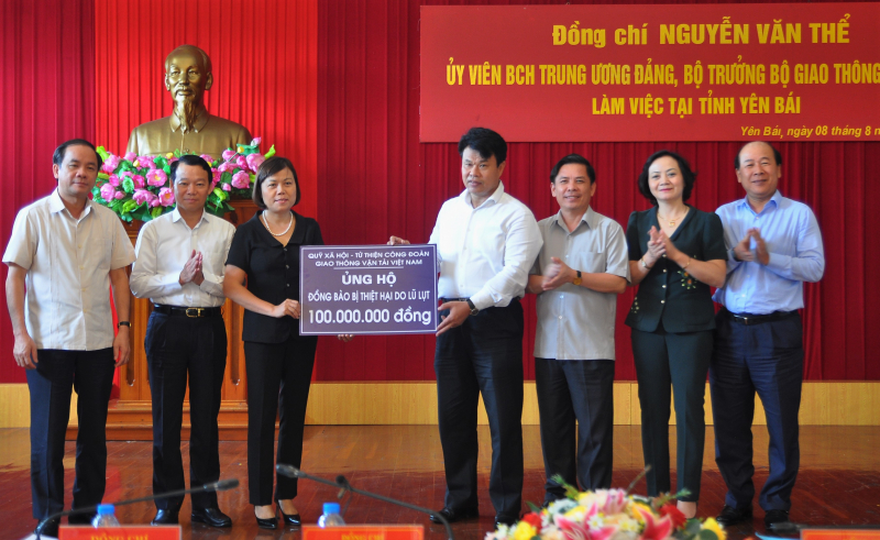 Bo truong trao qua yen bai