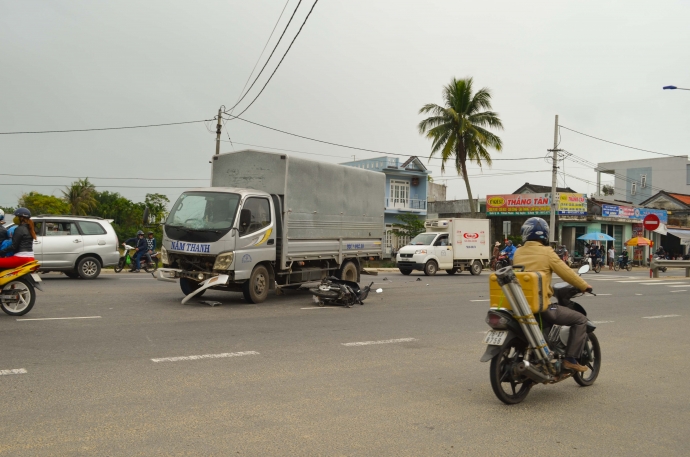 Xe-tai-keo-le-xe-may-tren-duong-mot-nguoi-tu-vong