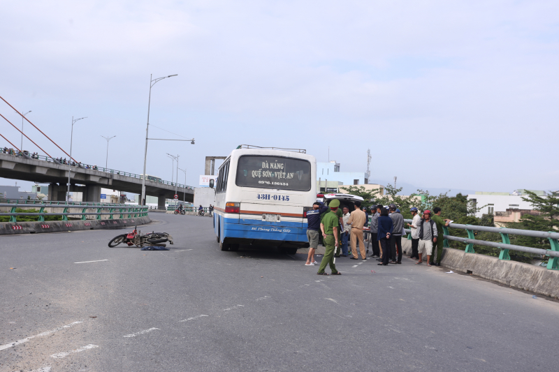 Bị-xe-khach-can-chet-tren-cau-vuot