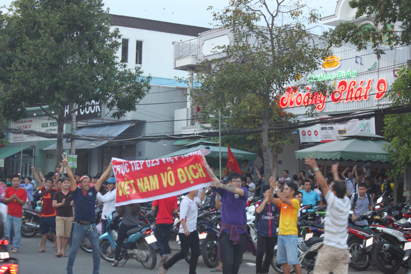 Các bạn trẻ giơ cao khẩu hiệu Việt Nam vô địch tro
