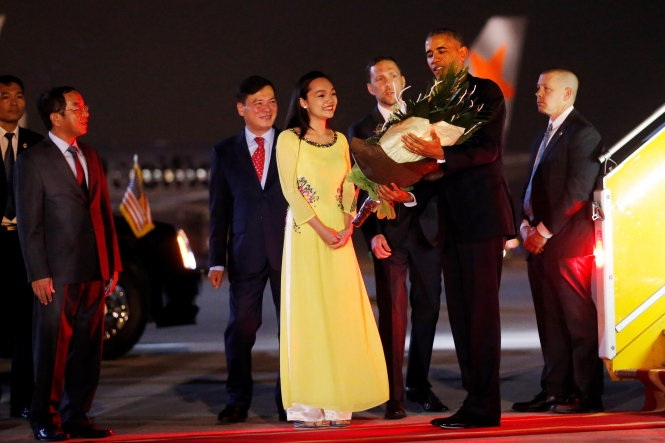 Đón Tổng thống Obama tại sân bay Nội Bà, Hà Nội