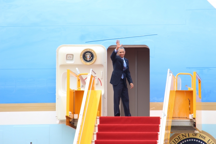 TT Obama đưa tay tạm biệt TP HCM
