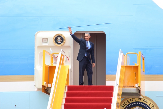 TT Obama đưa tay tạm biệt TP HCM trên chuyên cơ ở 