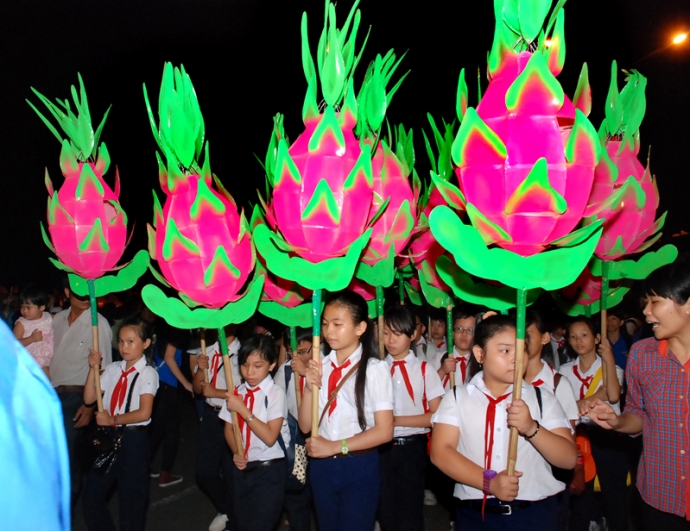 Lồng đèn mô hình trái Thanh Long đặc sản của Bình 