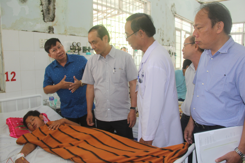 Thứ trưởng Lê Đình Thọ thăm nạn nhân bị TNGT