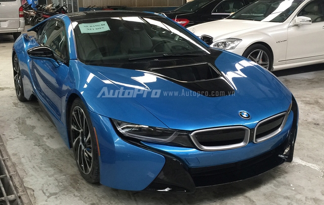 bmw-i8-mau-xanh-ngoc-nam-phu-bat-sau-tai-nan-tai-h