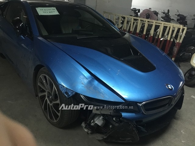 bmw-i8-mau-xanh-ngoc-nam-phu-bat-sau-tai-nan-tai-h