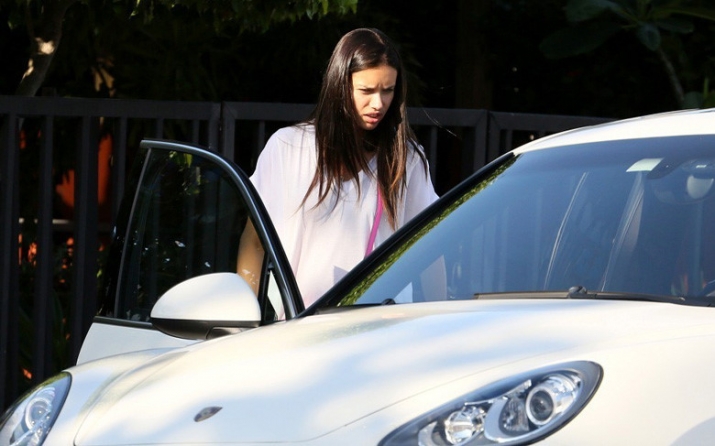 Adriana_Lima_Porsche_Panamera_S_Hybrid_PQVN