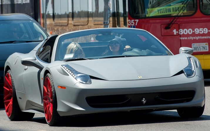 Kylie_Jenner_Ferrari_458_Italia_ECBA