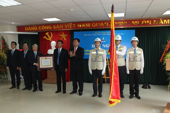 Bộ trưởng Đinh La Thăng trao Huân chương Lao động 