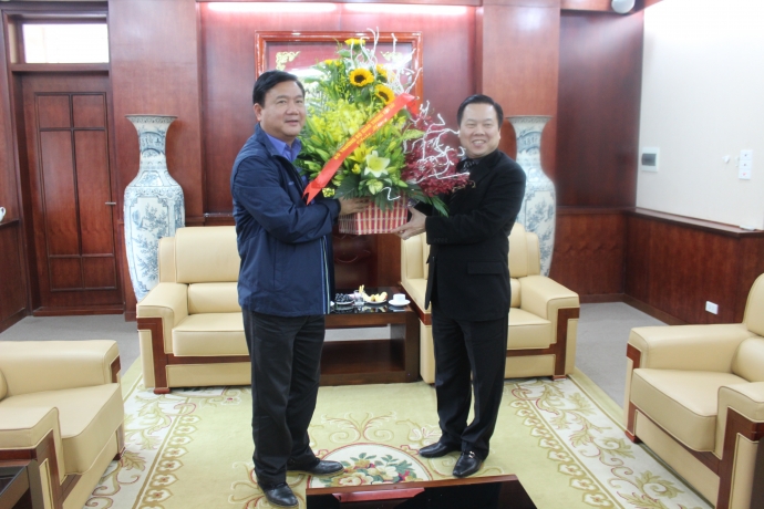 Nhân dịp này, Bộ trưởng Đinh La Thăng đã tặng hoa 