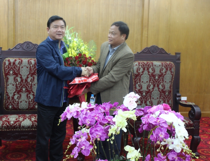 Nhân dịp này, Bộ trưởng Đinh La Thăng đã tặng hoa 
