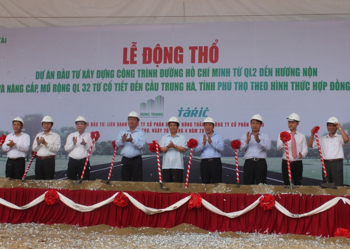 Bộ trưởng Đinh La Thăng cùng các đại biểu tại lễ đ