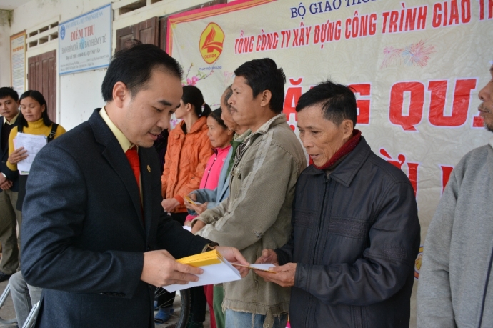 PTGĐ Nguyễn Anh Dũng trao tại Quỳnh Lưu