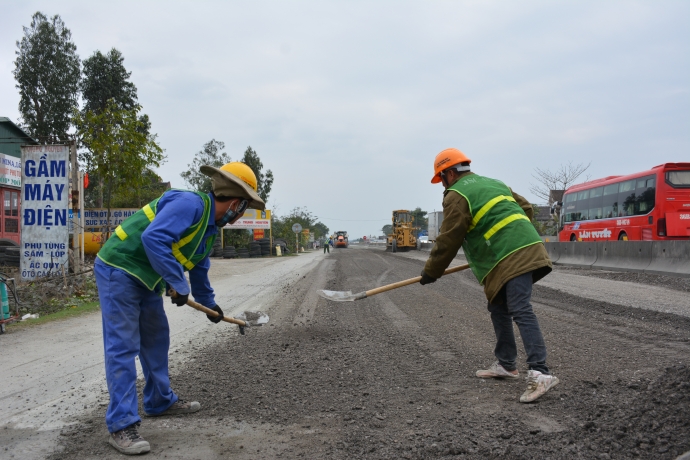 công nhân tiến hành bù phụ để tạo phẳn đều