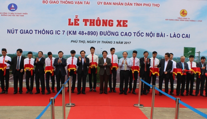 Thứ trưởng Nguyễn Hồng Trrường cùng các đại biểu t